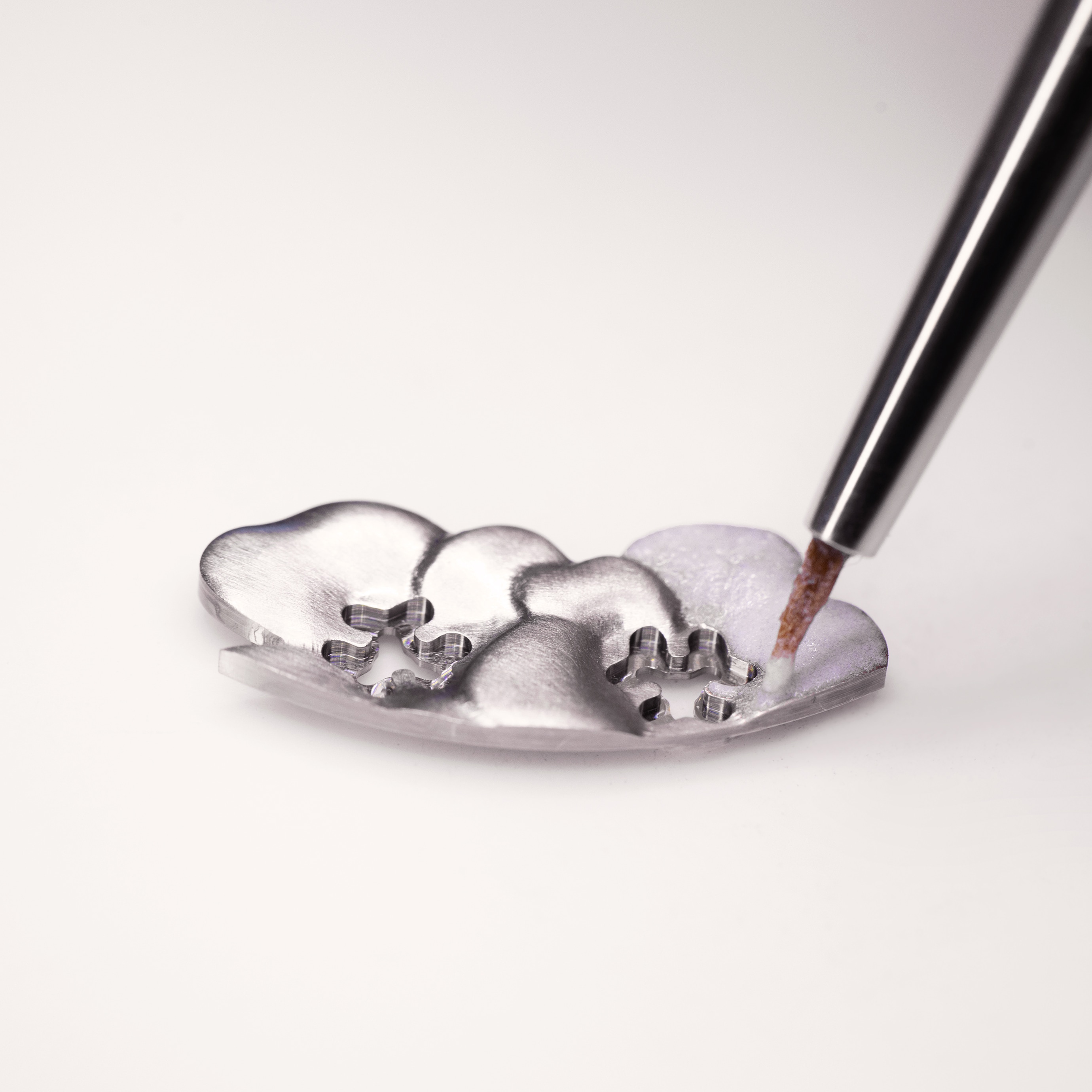 在花朵上涂上珐琅 - 丘陵状珐琅。Lady Arpels Brise d'Été腕表，Poetic Complications诗意复杂功能腕表系列，Van Cleef & Arpels梵克雅宝。