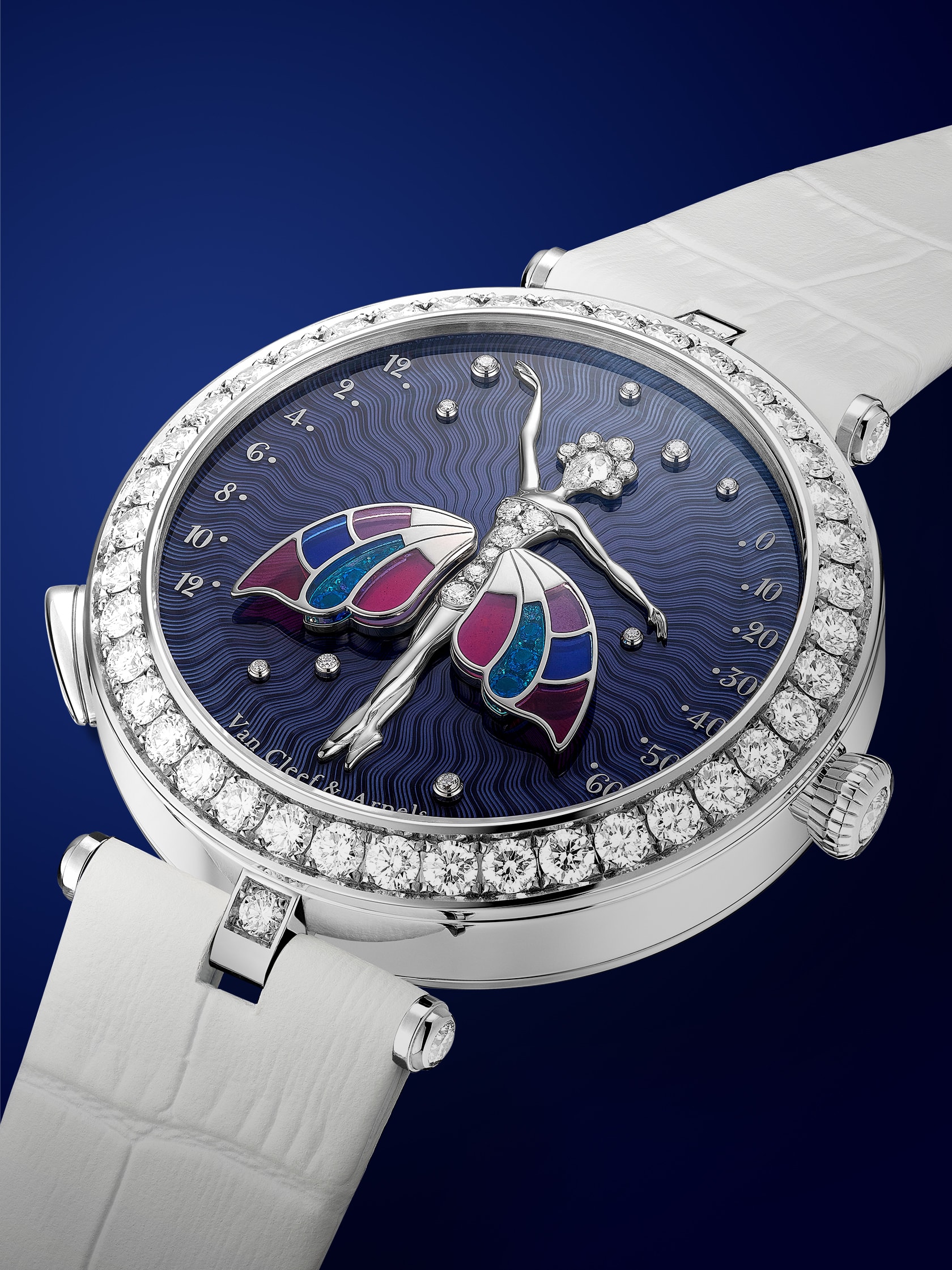 Lady Arpels Ballerine Enchantée腕表,镀铑白K金,钻石,蓝宝石,珐琅,自动上链机械机芯,搭载逆跳按擎显时模块。腕表附两条可替换表带和一个可替换镶钻针式表扣。Poetic Complications诗意复杂功能腕表系列,Van Cleef & Arpels梵克雅宝。