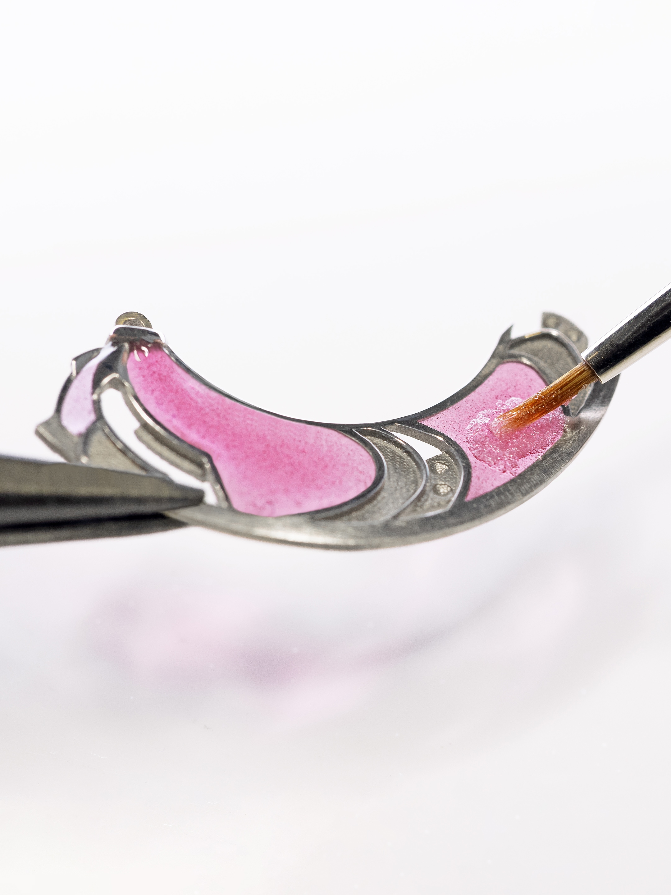 Lady Retrouvailles Célestes腕表上的彩色玻璃珐琅，Van Cleef & Arpels梵克雅宝