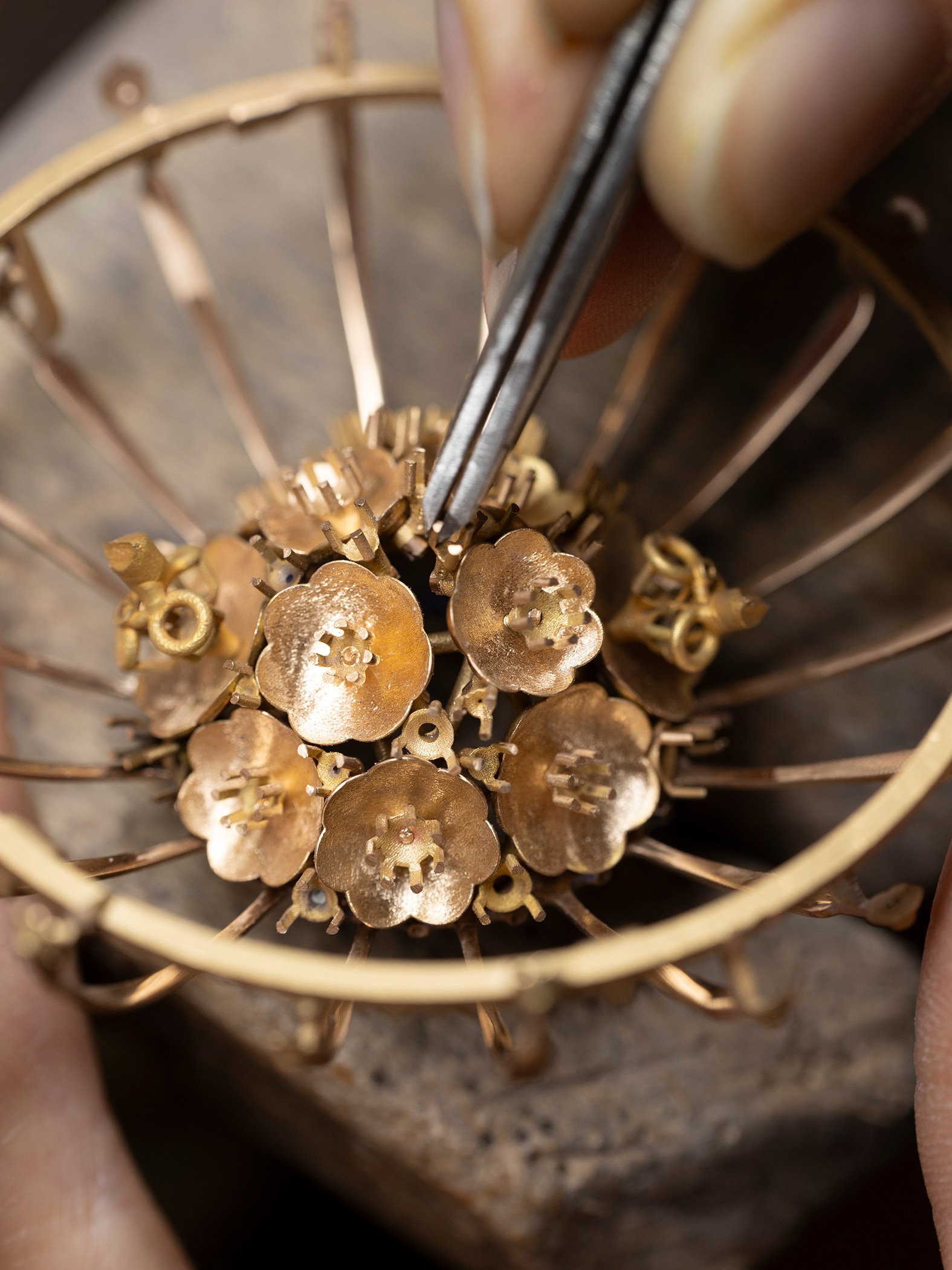 Positioning the bezels on the dome. Bouton d'Or automaton, Extraordinary Objects collection, Van Cleef & Arpels.