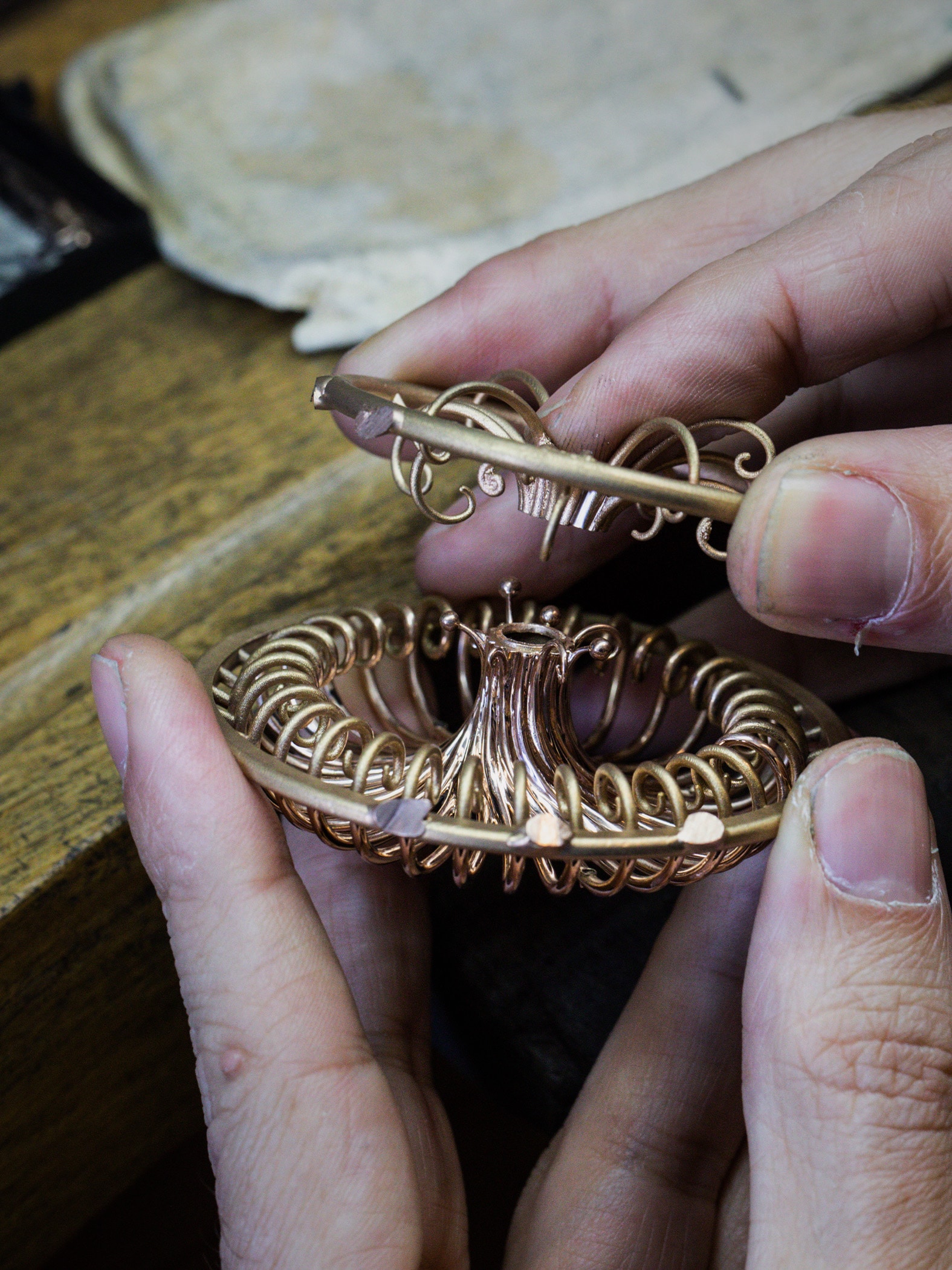 Assembling the pistil. Extraordinary Objects collection, Van Cleef & Arpels.
