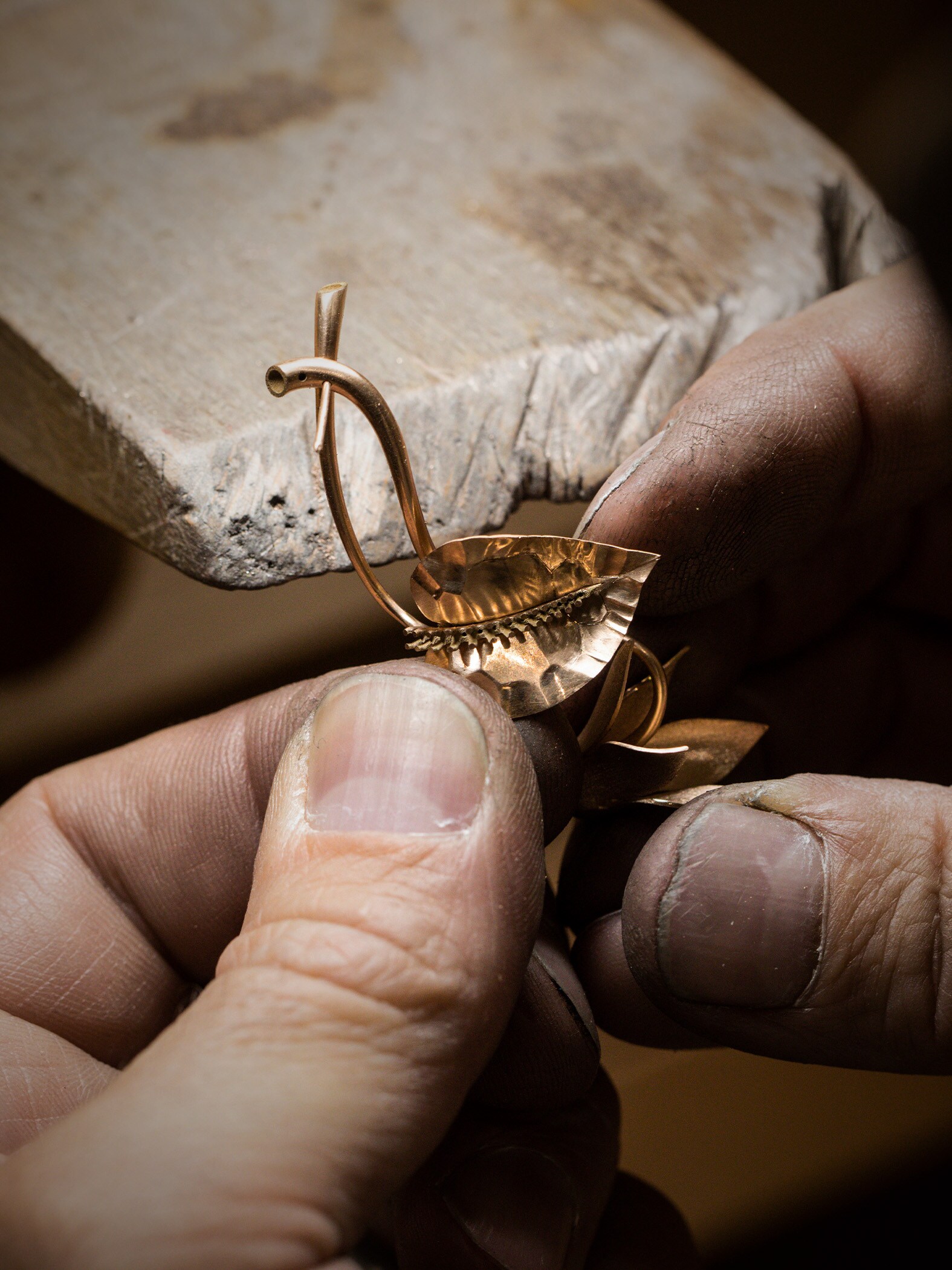 Assembling the leaf and the flower. Extraordinary Objects collection, Van Cleef & Arpels.