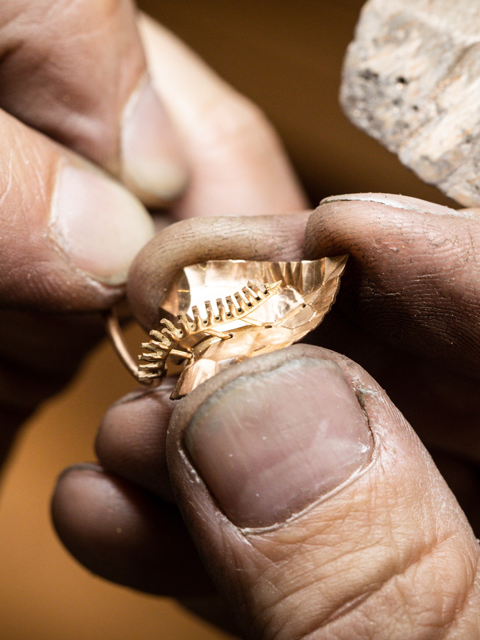 Assembling the stem on the cyclamen leaf. Extraordinary Objects collection, Van Cleef & Arpels.