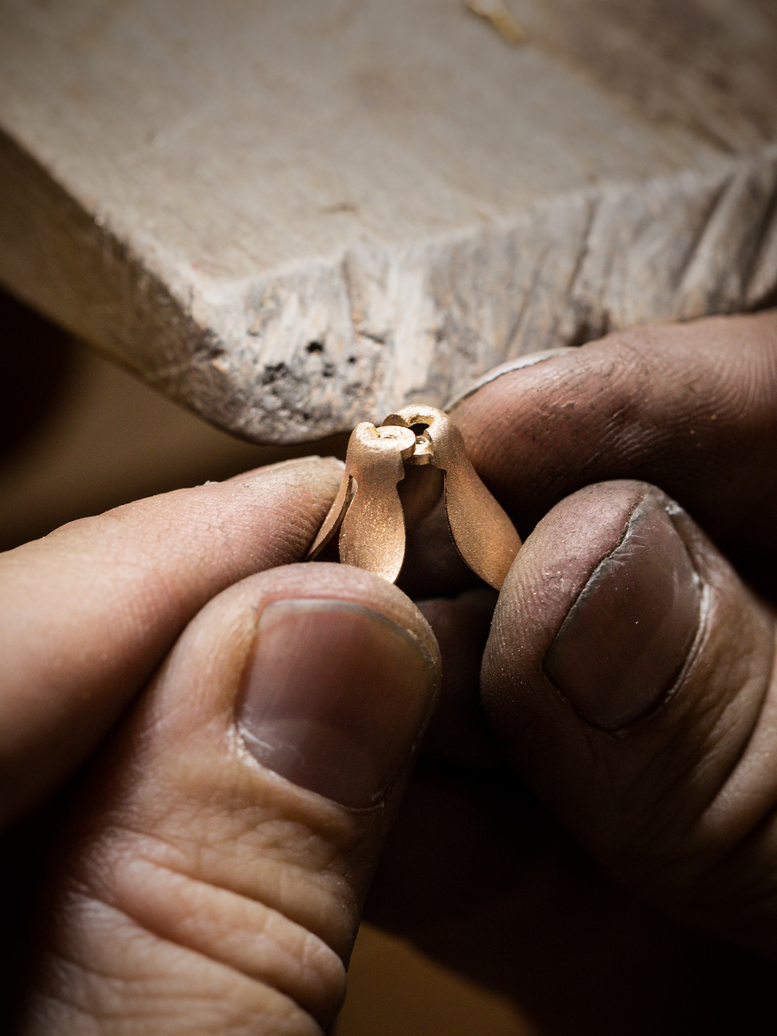 Assembling the cyclamen petals. Extraordinary Objects collection, Van Cleef & Arpels.