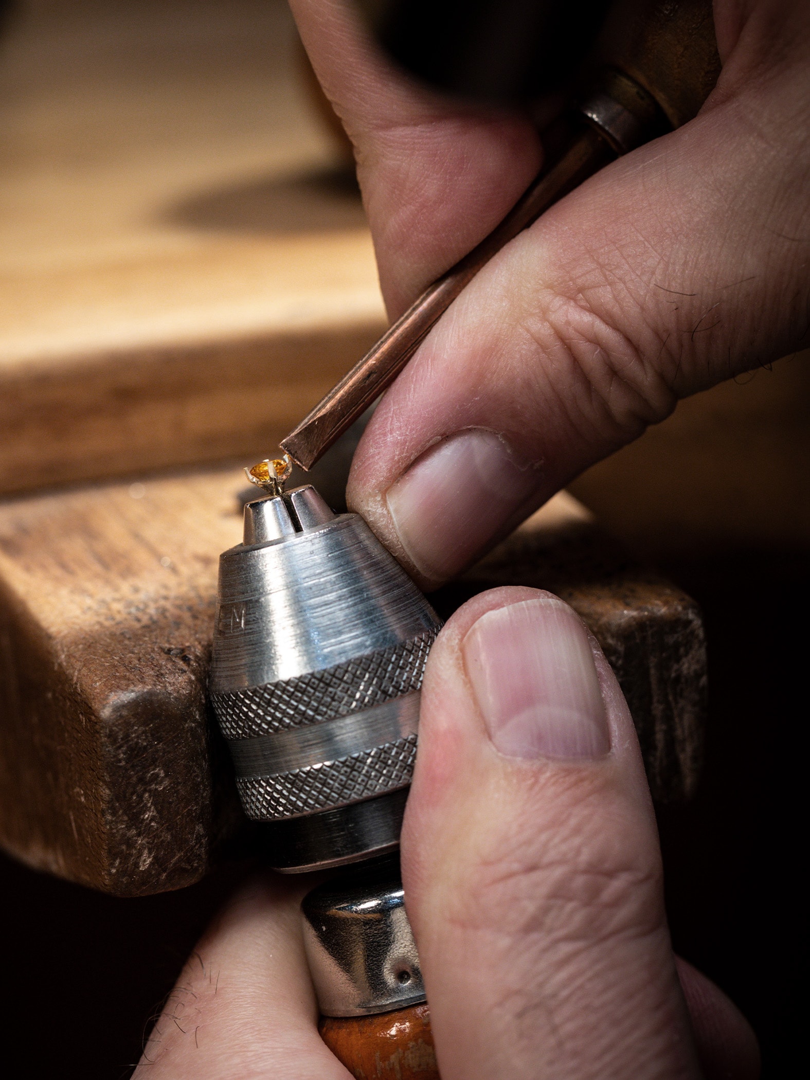 Setting a spessartite garnet on a golden stem. Extraordinary Objects collection, Van Cleef & Arpels.