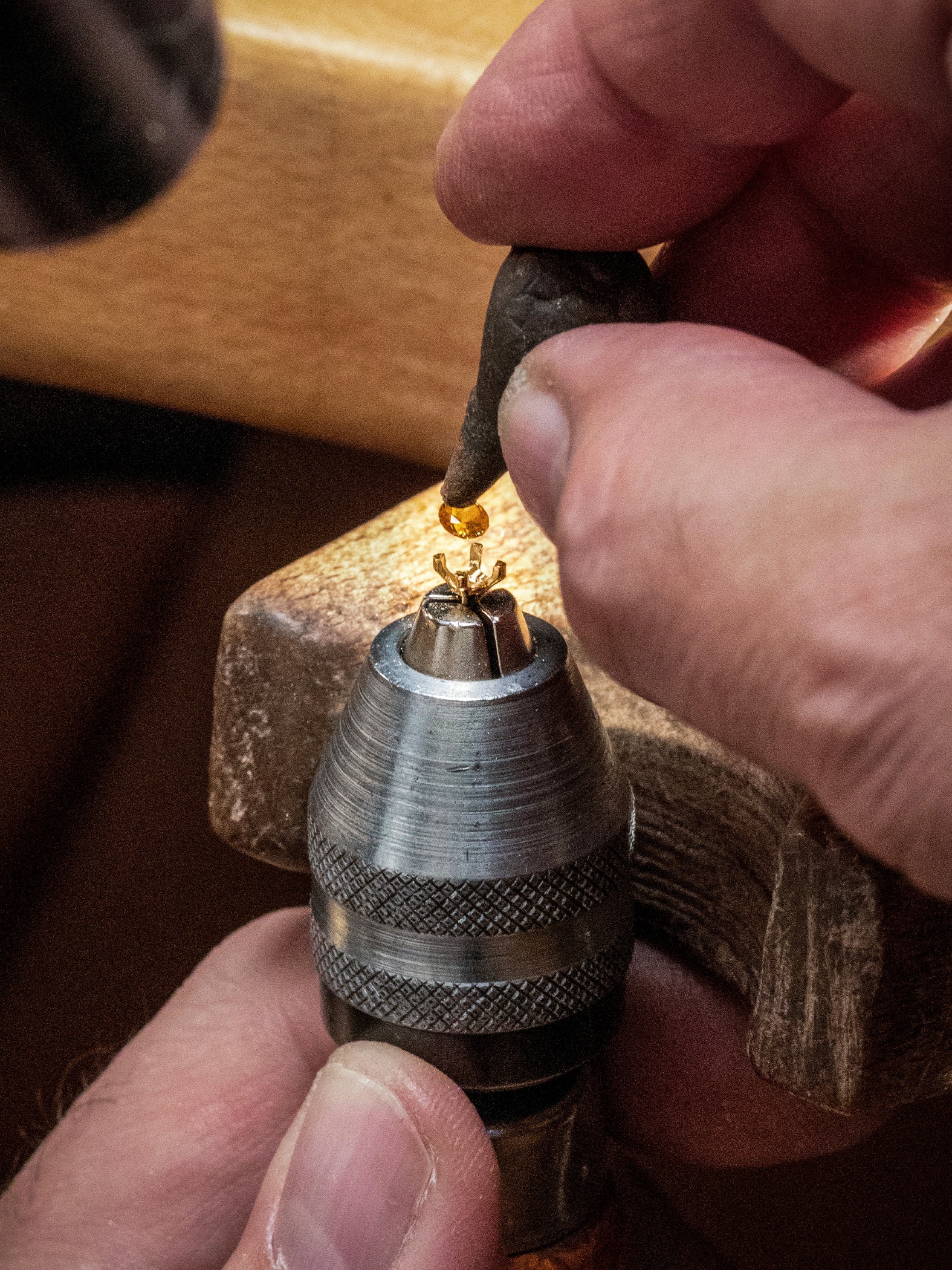 Positioning a spessartite garnet on a golden stem. Extraordinary Objects collection, Van Cleef & Arpels.