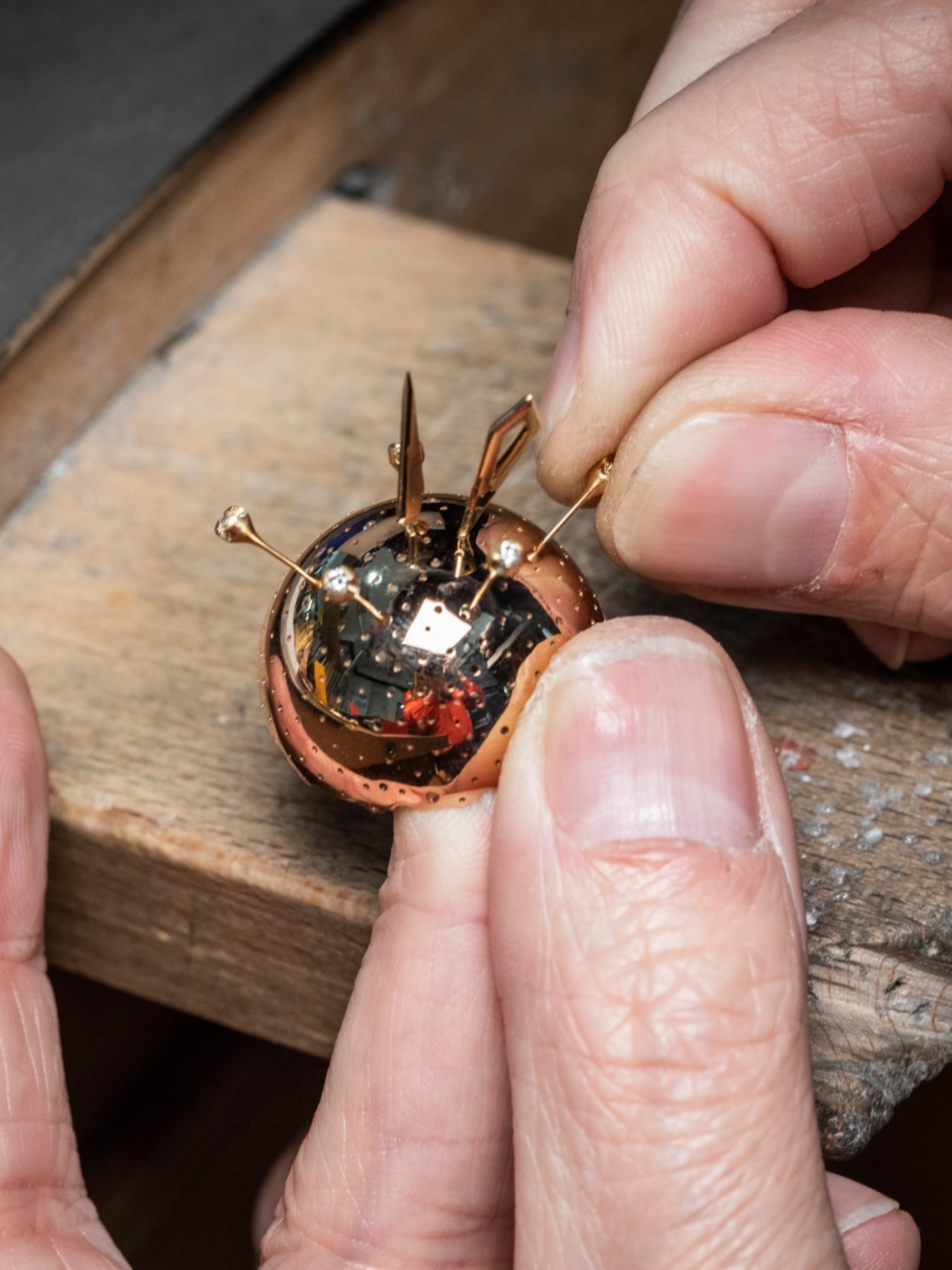 Fixating the stems in yellow gold and diamonds on the Sun’s core, Van Cleef & Arpels.