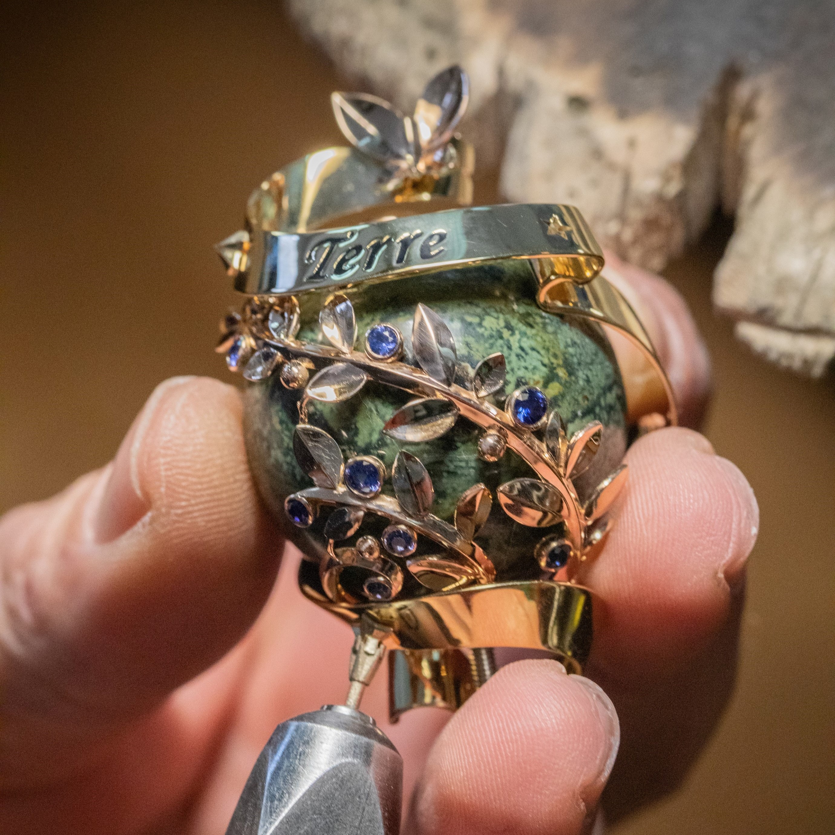 Fixing the Earth's yellow gold structure to the jasper, Van Cleef & Arpels.