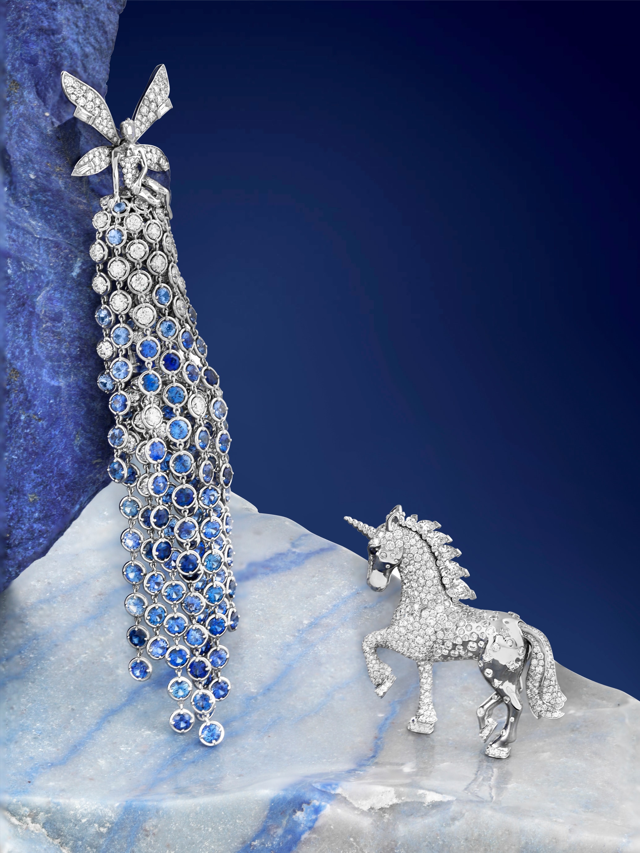 Fée et cascade胸针的特写,作品可转换为耳环。白K金蓝宝石与钻石,Rocher aux Merveilles。Extraordinary Object非凡工艺臻品,Van Cleef & Arpels梵克雅宝