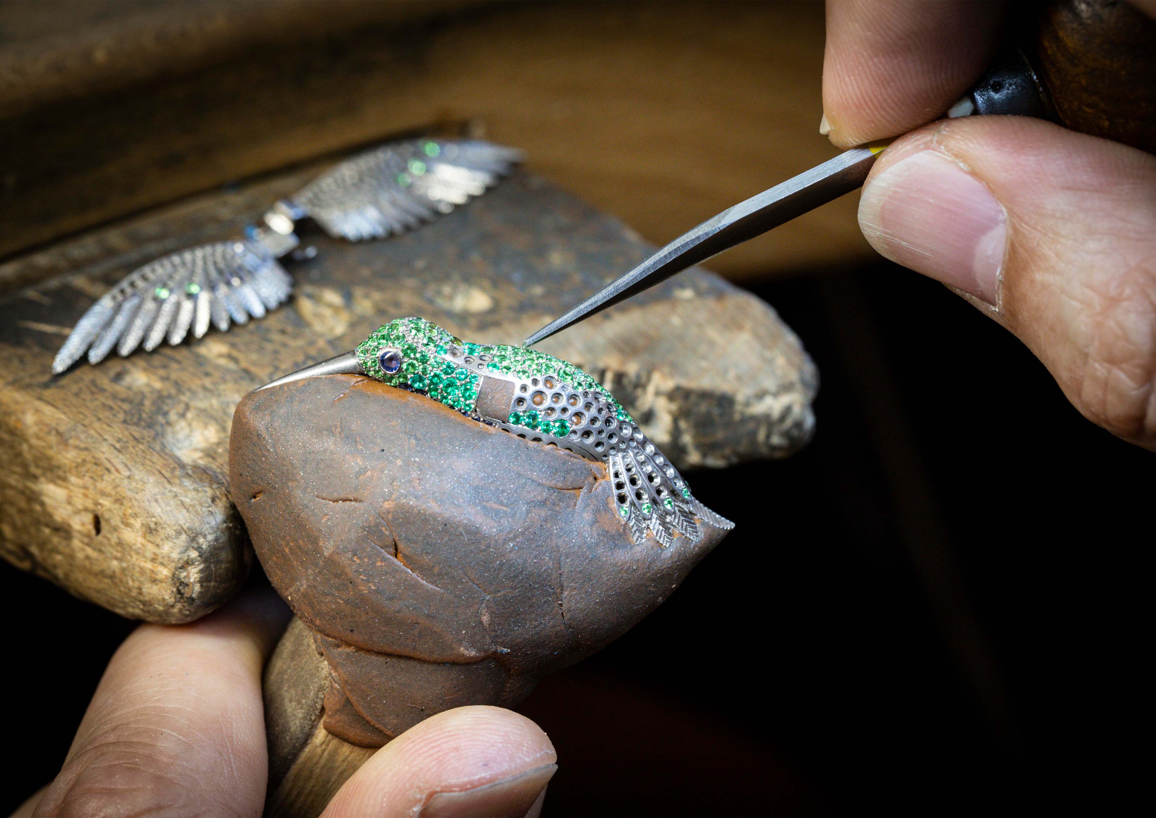 Setting the emeralds and garnets on the hummingbird gold body, Rêveries de Berylline automaton. Extraordinary Object, Van Cleef & Arpels