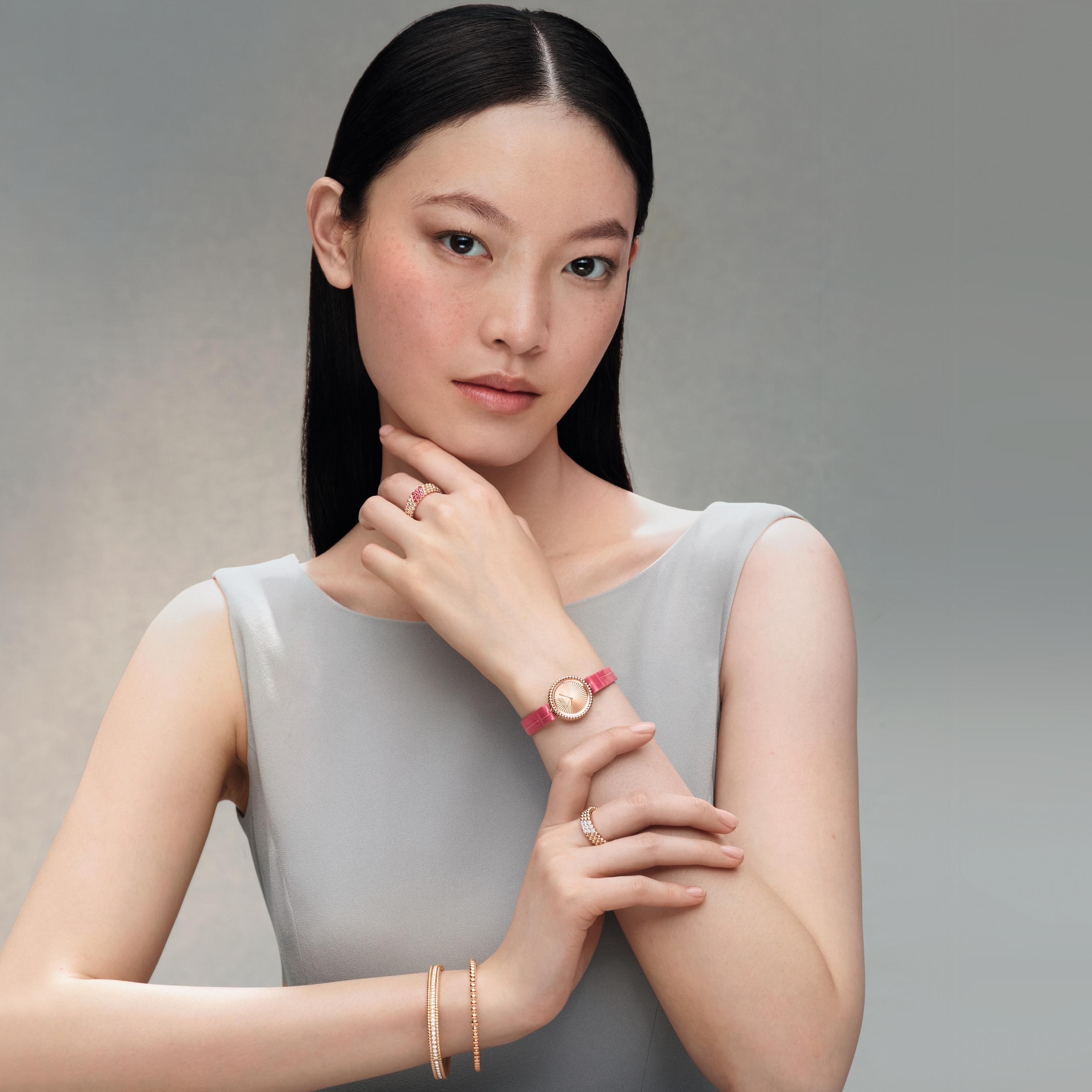 Perlée腕表，23毫米，Perlée pearls of gold手镯，中号款式，Perlée diamonds手镯，1排镶钻，中号款式，Perlée diamonds戒指，3排镶钻，Perlée couleurs戒指，3排珠饰，红宝石，钻石。Perlée系列，Van Cleef & Arpels梵克雅宝。