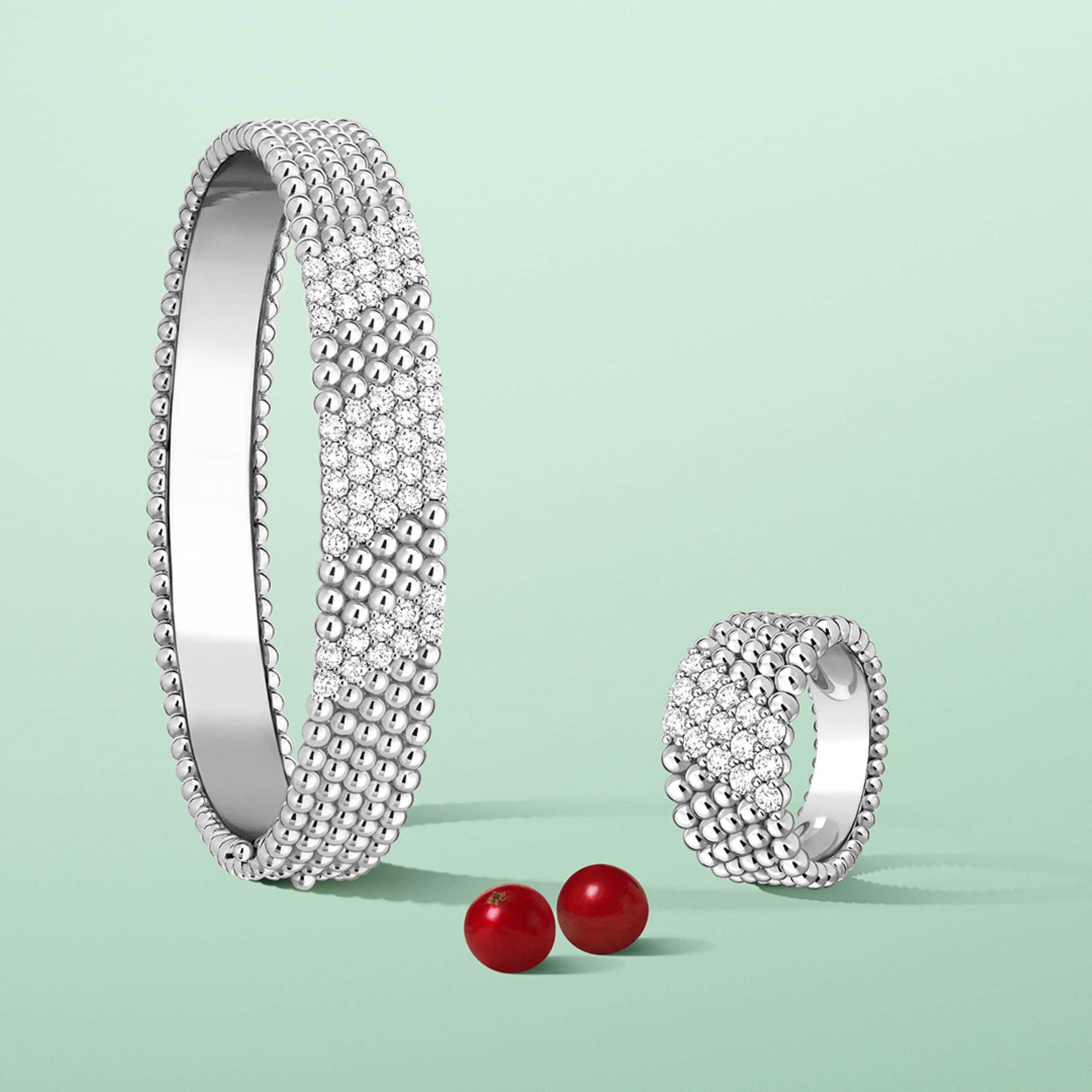 Perlée diamonds手镯，5排镶钻，中号款式，Perlée diamonds戒指，5排镶钻，白K金，钻石。Perlée系列，Van Cleef & Arpels梵克雅宝。