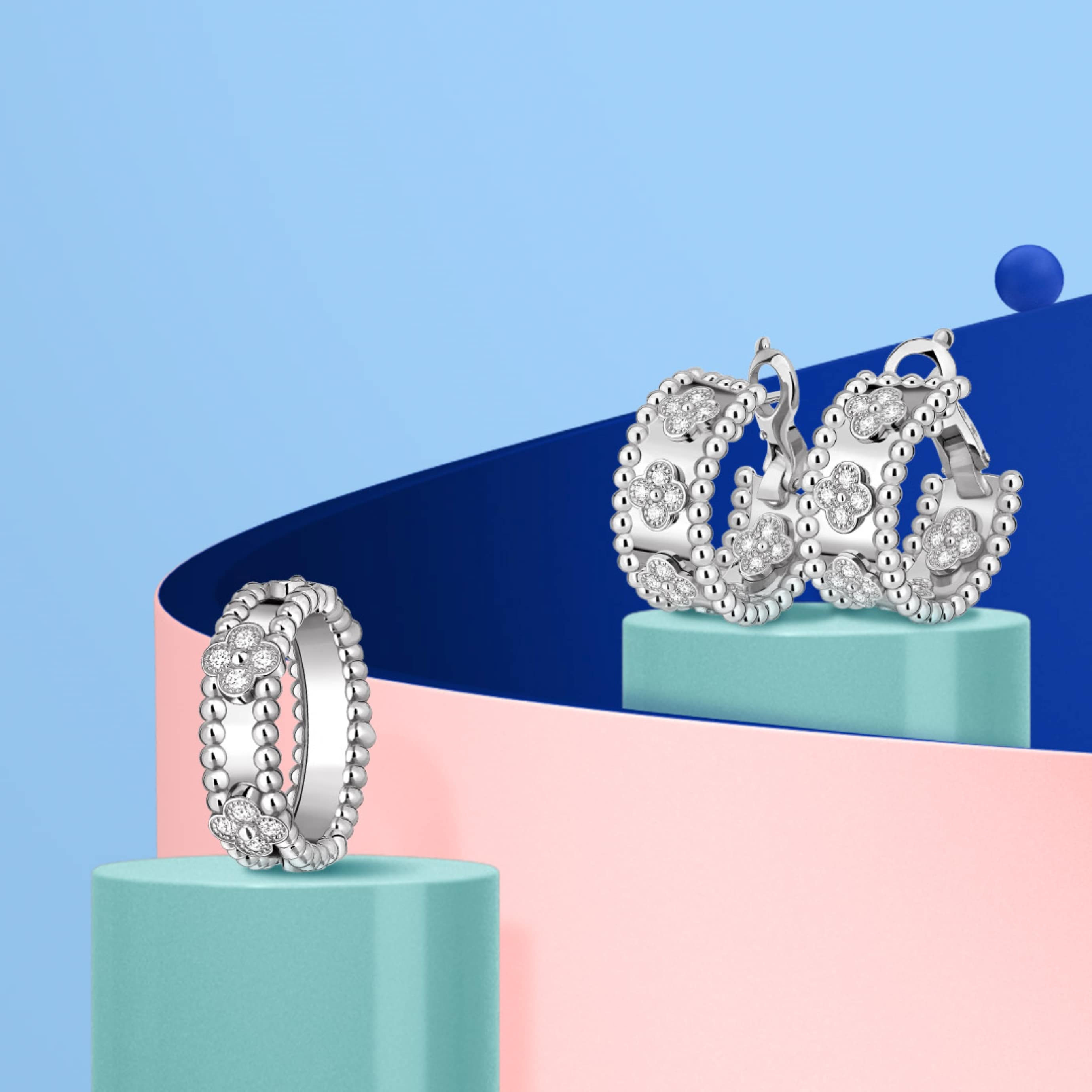 Perlée clovers戒指及耳环，白K金，钻石。Perlée®系列，Van Cleef & Arpels梵克雅宝。