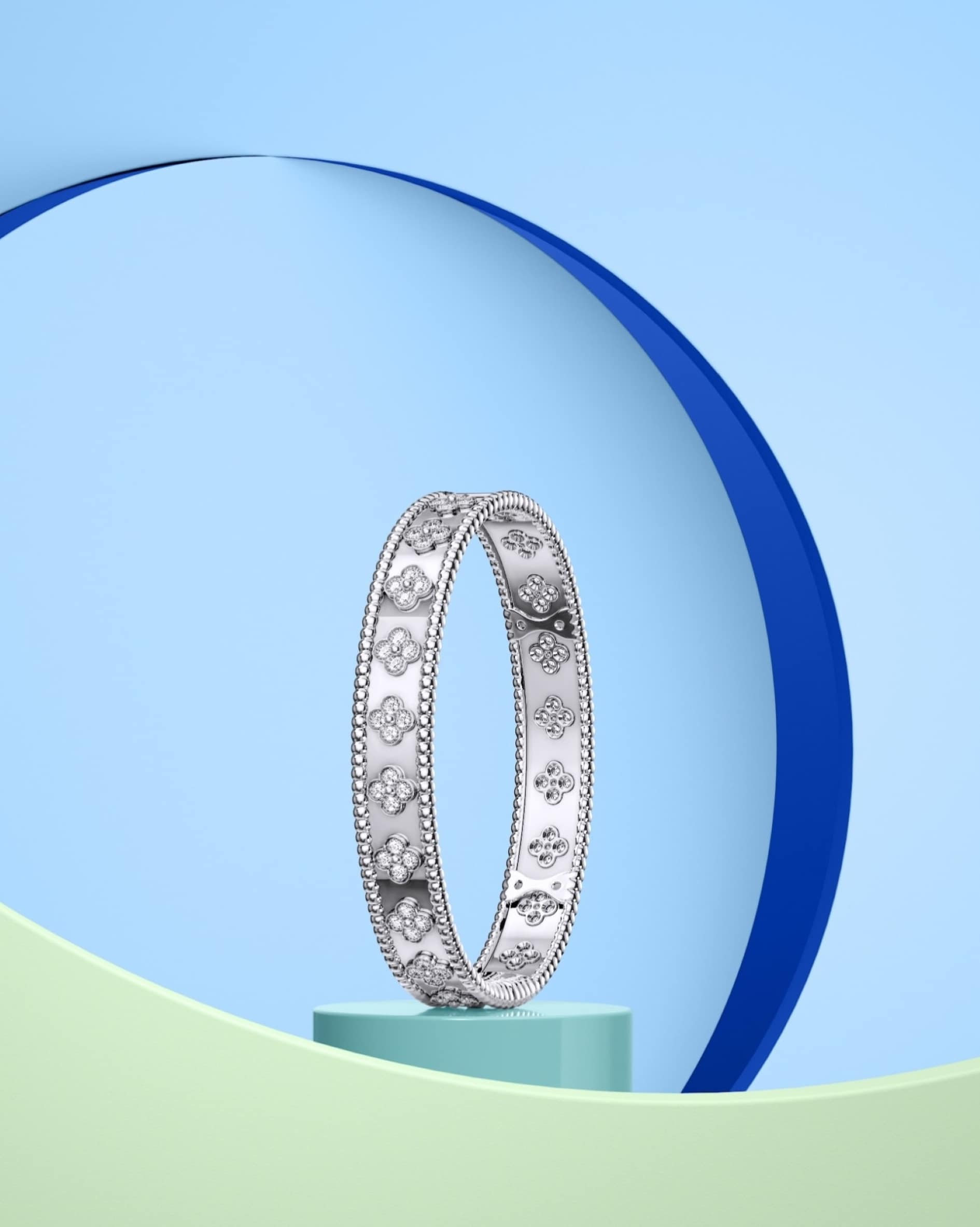 Perlée clovers手镯和Perlée signature手镯，白K金，玫瑰金，钻石。  钻石。Perlée®系列，Van Cleef & Arpels梵克雅宝。