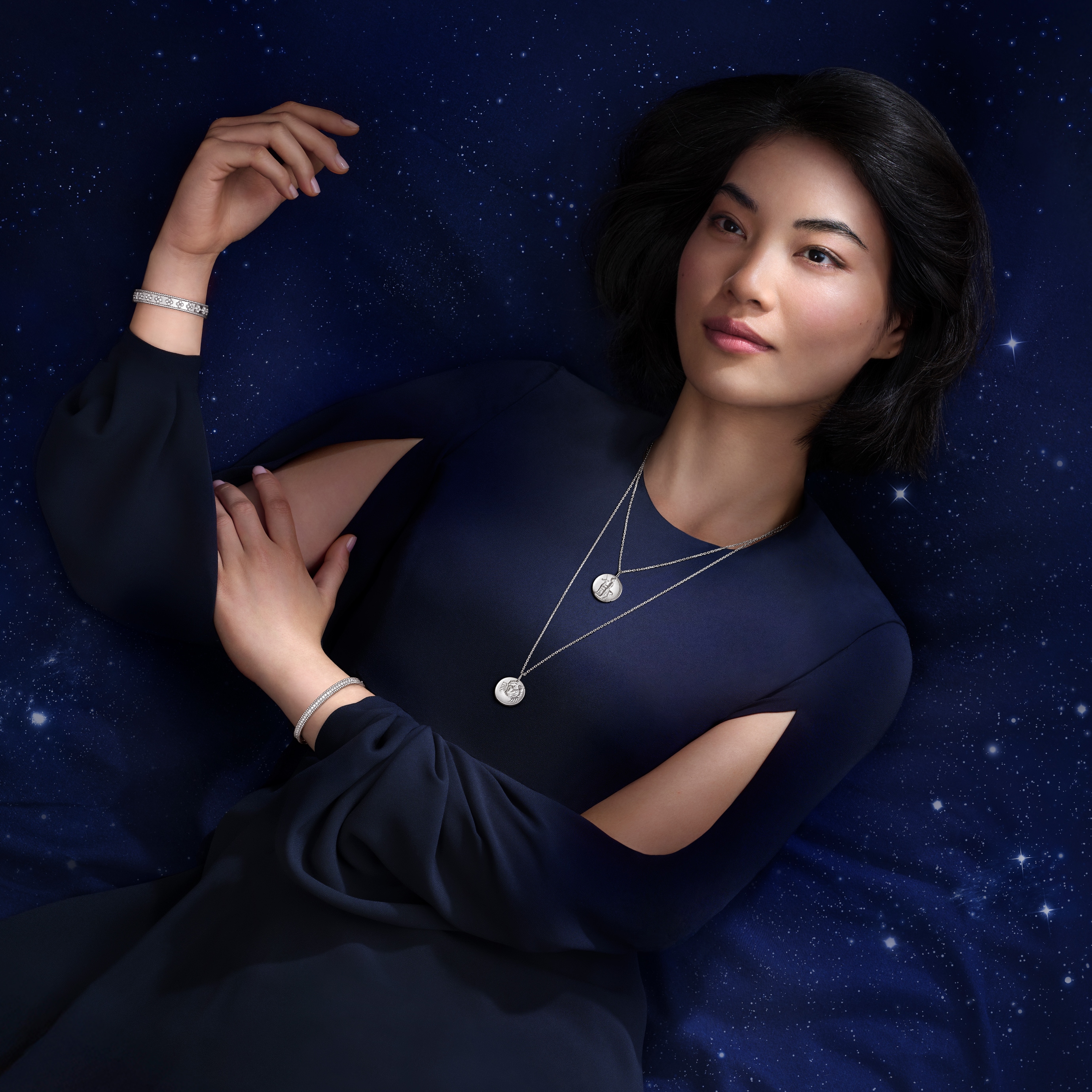 Zodiaque Cancri（巨蟹座）吊坠和Zodiaque Sagittarii（射手座）吊坠，镀铑白K金。Zodiaque系列，Van Cleef & Arpels梵克雅宝。