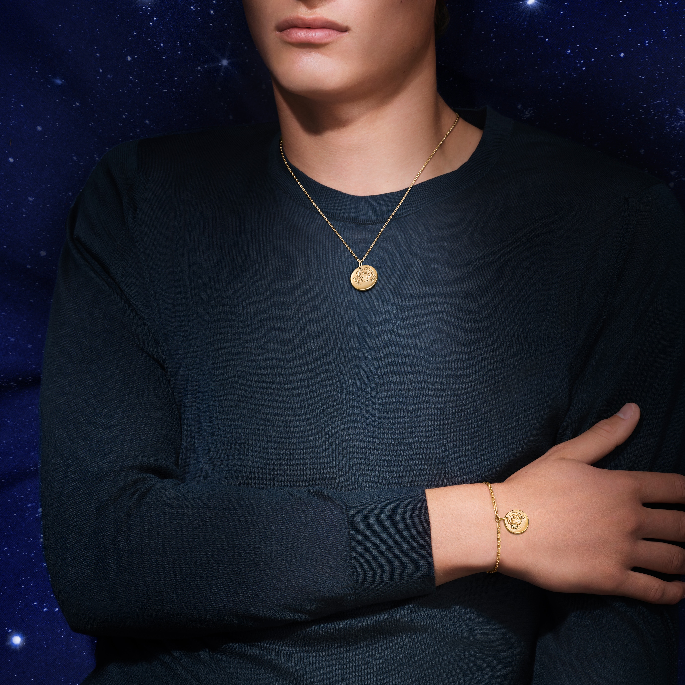 Zodiaque Cancri（巨蟹座）吊坠和手链，黄K金。Zodiaque系列，Van Cleef & Arpels梵克雅宝。