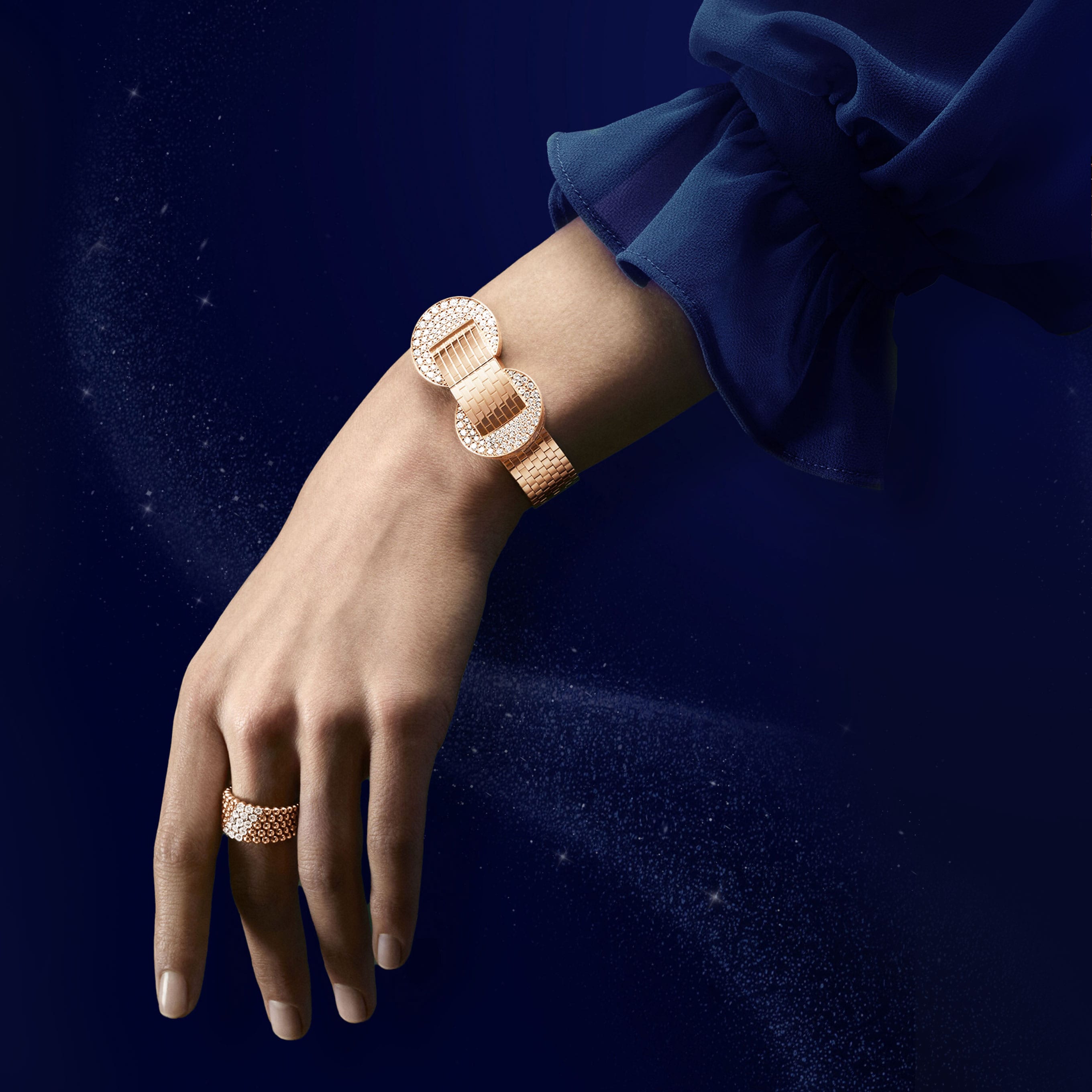 Ludo隐秘式腕表，玫瑰金，圆形钻石，玑镂雕花白色珍珠母贝，三折叠式表扣，瑞士石英机芯。Perlée diamonds戒指，5排镶钻设计，玫瑰金，钻石。高级珠宝腕表系列及Perlée系列，Van Cleef & Arpels梵克雅宝。