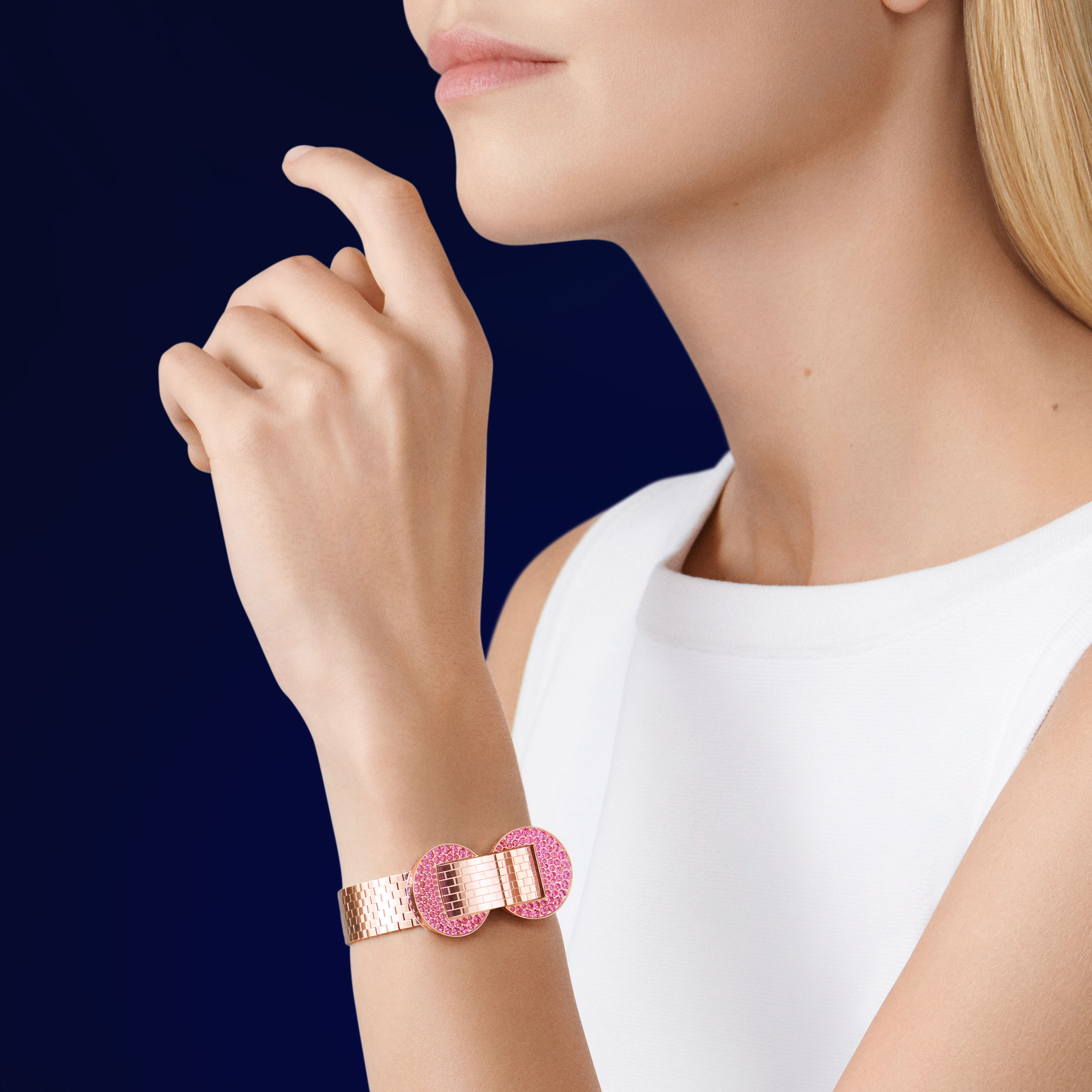 Ludo隐秘式腕表，玫瑰金，圆形粉色蓝宝石，玑镂雕花白色珍珠母贝，三折叠式表扣，瑞士石英机芯。高级珠宝腕表系列，Van Cleef & Arpels梵克雅宝。