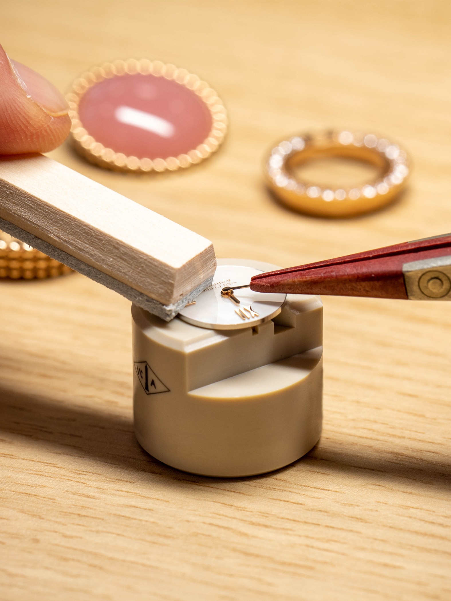 Setting of the hands, Van Cleef & Arpels.