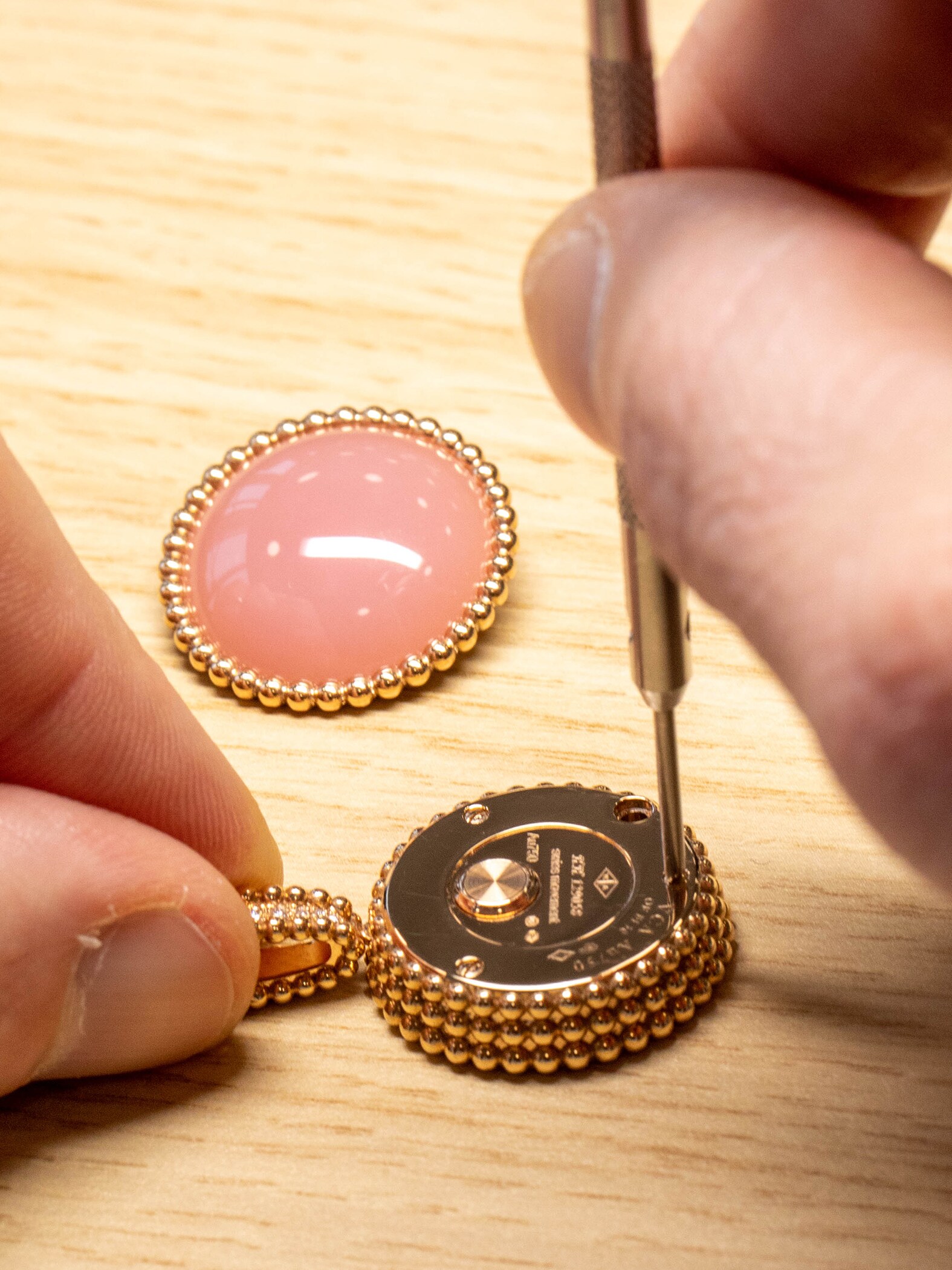 Sealing of the case, Van Cleef & Arpels.