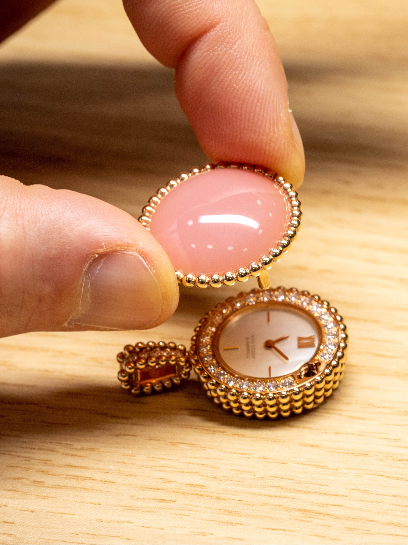 Assembling of the lid, Van Cleef & Arpels.
