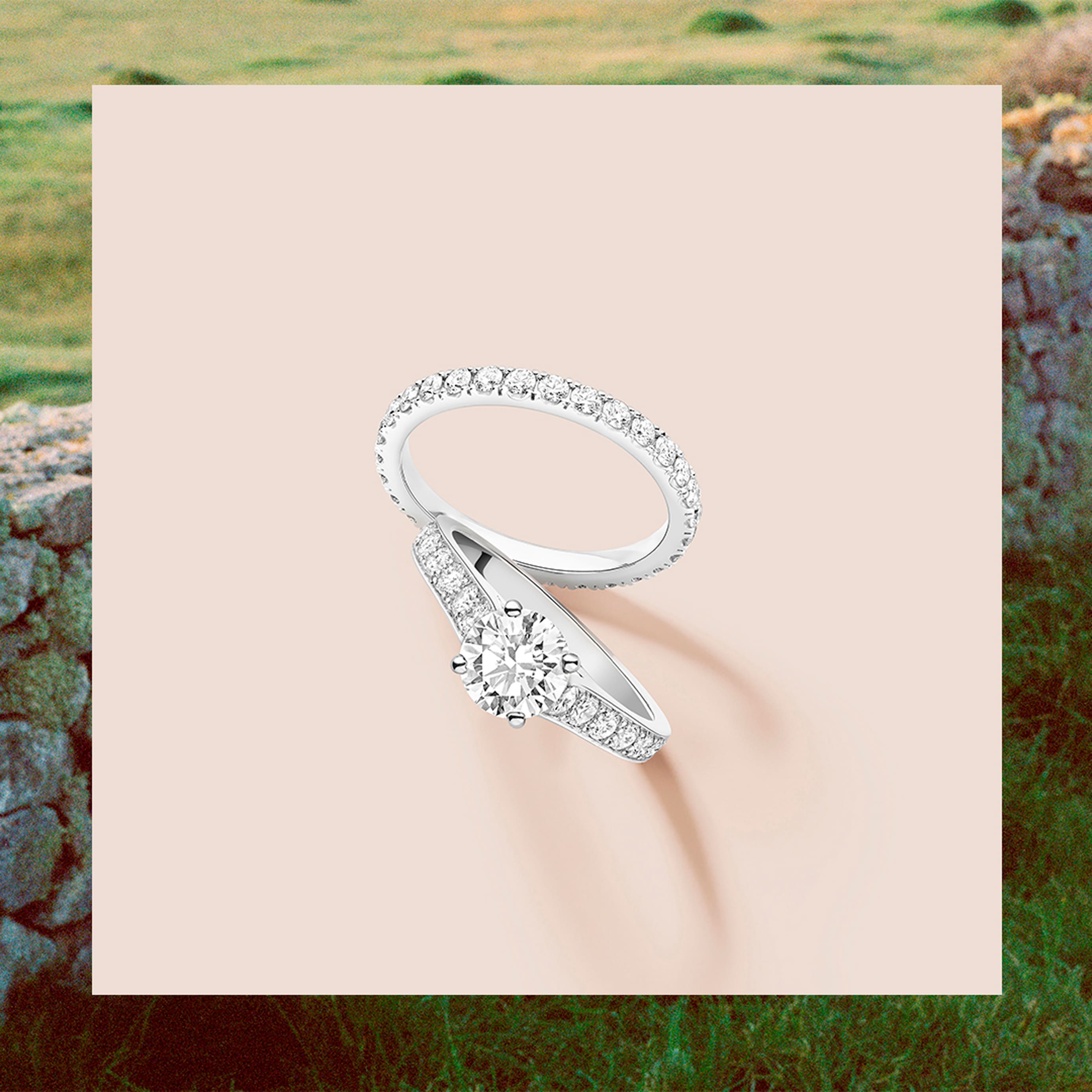 Félicité wedding band 2.1 mm, rhodium plated 18K white gold, round diamonds. Romance solitaire, platinum, diamonds, one round 1.00 ct DIF diamond. Engagement collection, Van Cleef & Arpels.