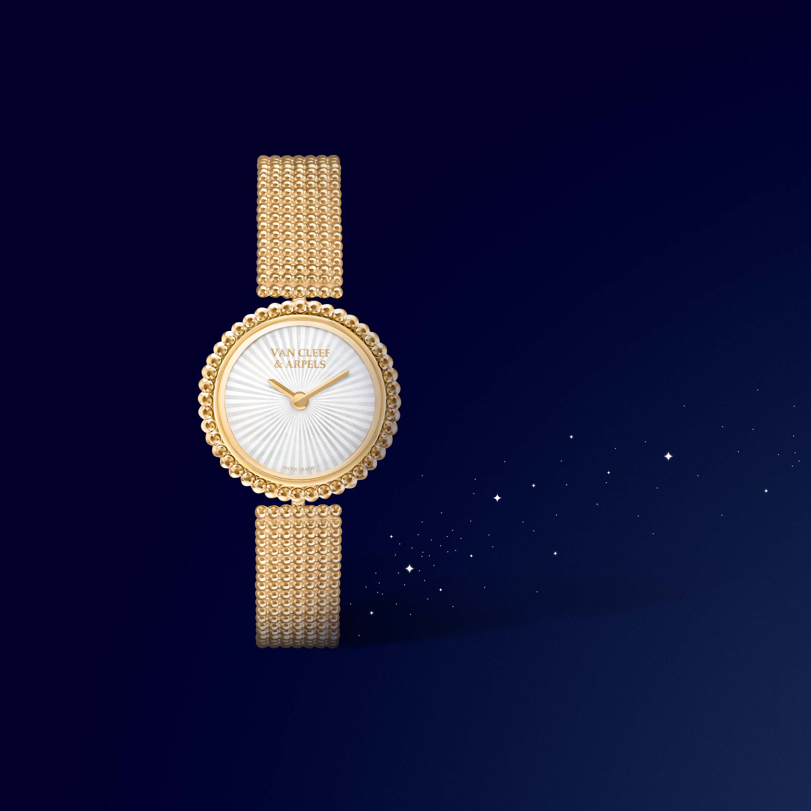 Perlée腕表，18K黄金，玑镂雕花白色珍珠母贝。Perlée系列，Van Cleef & Arpels梵克雅宝。