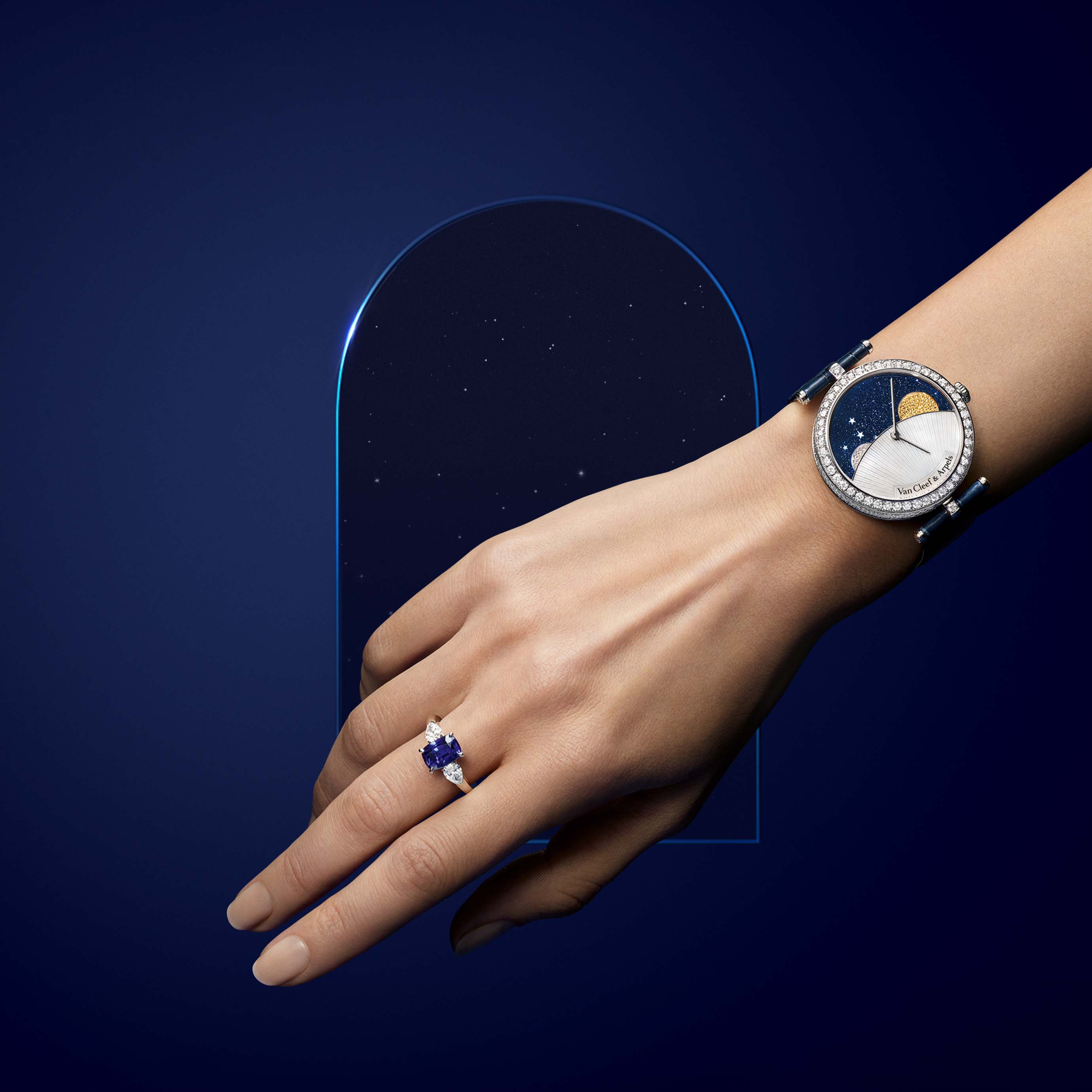 Lady Arpels Day and Night腕表，18K白金和18K黄金，钻石，黄色蓝宝石，砂金石，珍珠母贝。Poetic Complications诗意复杂功能腕表系列，Van Cleef & Arpels梵克雅宝。