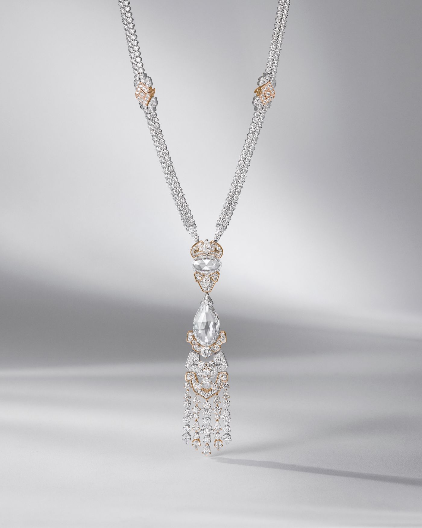 Roaring twenties可转换长项链，白K金、玫瑰金、1颗10.32克拉的DIF级2A型玫瑰形切割梨形钻石，1颗4.46克拉的DIF级玫瑰形切割椭圆形钻石，钻石。Legend of diamonds，White diamond variations系列，Van Cleef & Arpels梵克雅宝。 - Van Cleef & Arpels