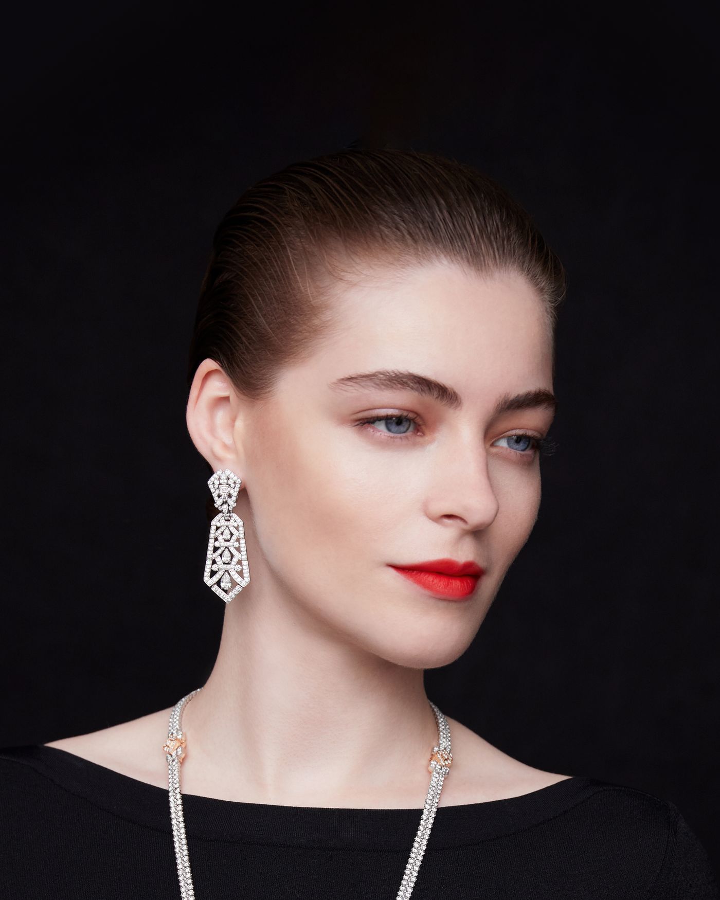 Chrysler耳环，白K金，钻石。Legend of diamonds，White diamond variations系列，Van Cleef & Arpels梵克雅宝。 - Van Cleef & Arpels