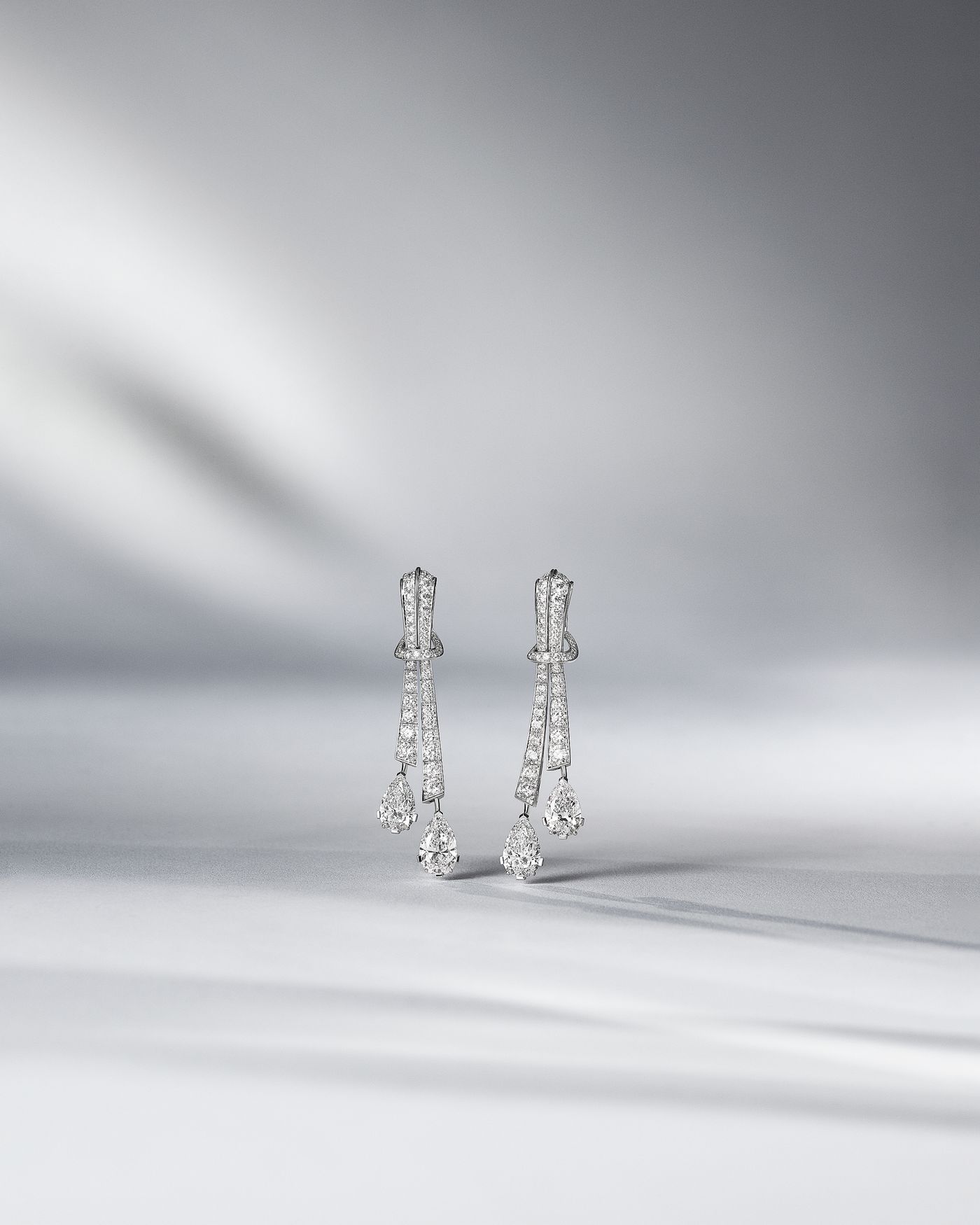 Dear Liz earrings, white gold, two pear-shaped DFL diamonds of 2.36 and 2.24 carats, two pear-shaped DFL diamonds of 2.03 and 2.03 carats, diamonds. Legend of diamonds, White diamond variations collection, Van Cleef & Arpels. - Van Cleef & Arpels