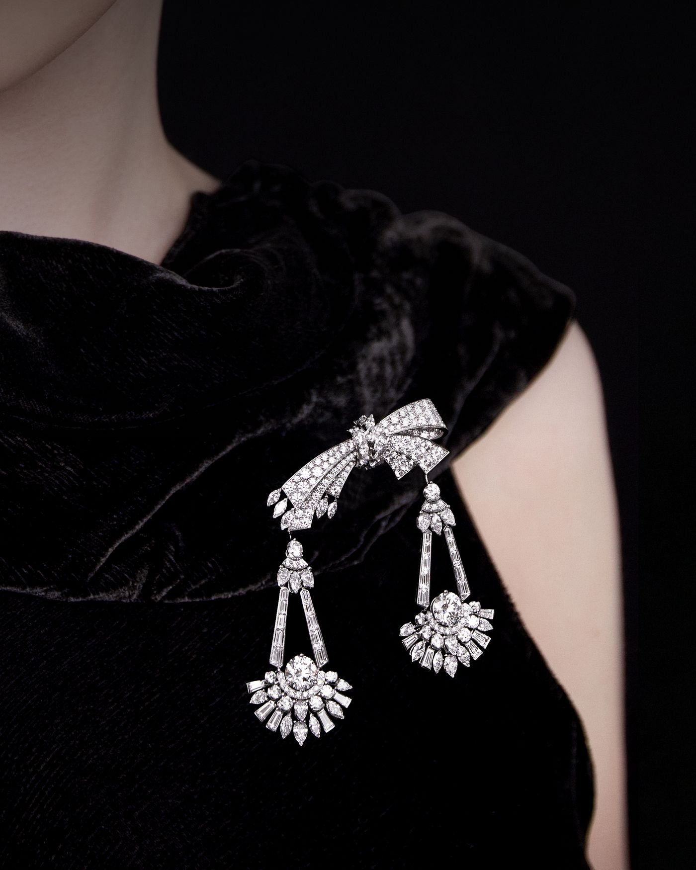 Diamond Chandelier可转换式耳环与胸针。白K金，2颗均重1.88克拉和1.88克拉的DFL级圆形钻石，钻石。Legend of diamonds，White diamond variations系列，Van Cleef & Arpels梵克雅宝。 - Van Cleef & Arpels