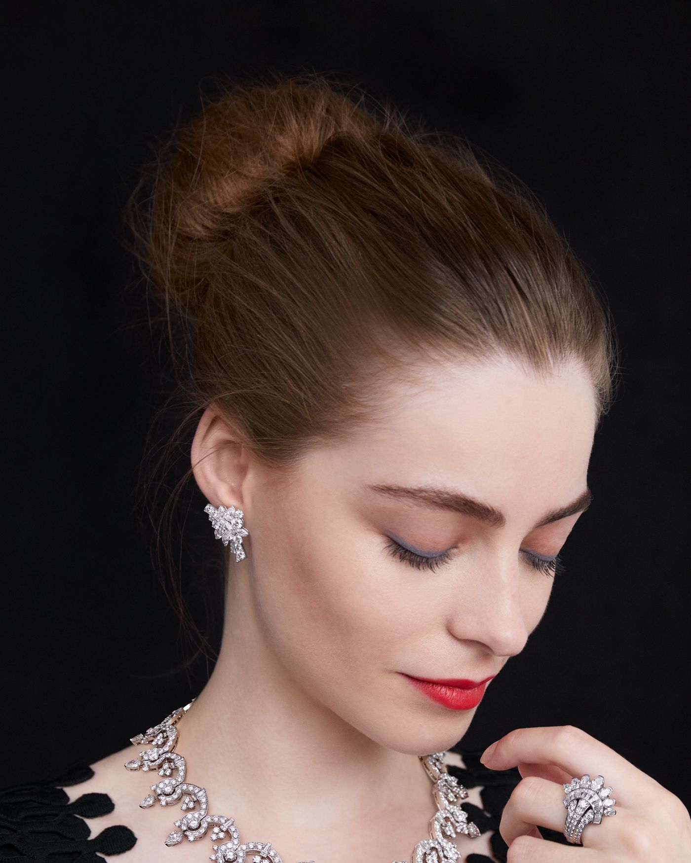 Boutonnière de diamants earrings, white gold, one oval-cut DIF Type 2A diamond of 1.70, one oval-cut DIF diamond of 1.70 carats, diamonds. Legend of diamonds, White diamond variations collection, Van Cleef & Arpels. - Van Cleef & Arpels