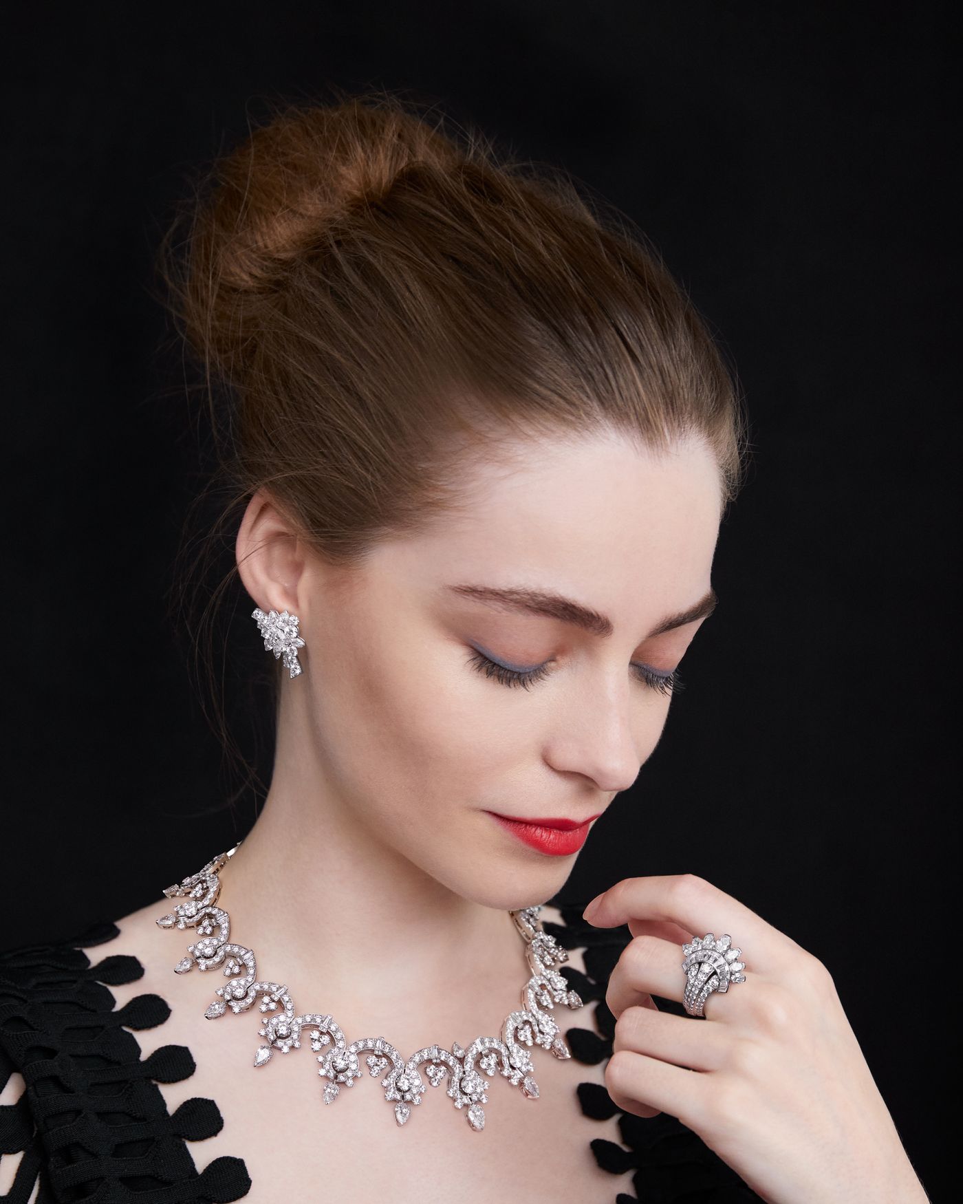 Voûtes précieuses necklace. White gold, 9 pear-shaped DVVS2 diamonds for 9.91 carats, one round DVVS2 diamond for 1.01 carats, diamonds. Legend of diamonds, White diamond variations collection, Van Cleef & Arpels. - Van Cleef & Arpels